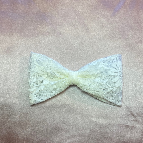 9/$50 White Lace Bow Hair Clip - Picture 1 of 5